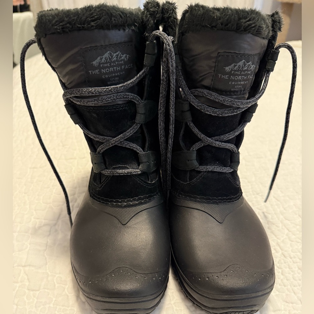 North Face women’s faux fur lined snow boots size 9.5